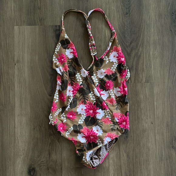 Acacia Valenzuela Lei Day one piece - Picture 2 of 3